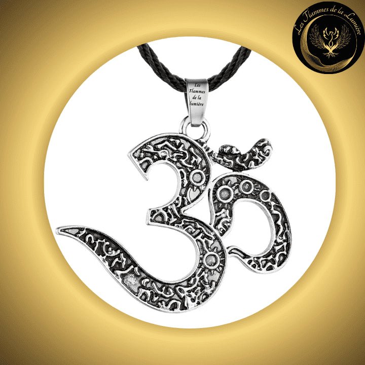 Beau collier OM disponible chez Les Flammes de la LumiĂšre