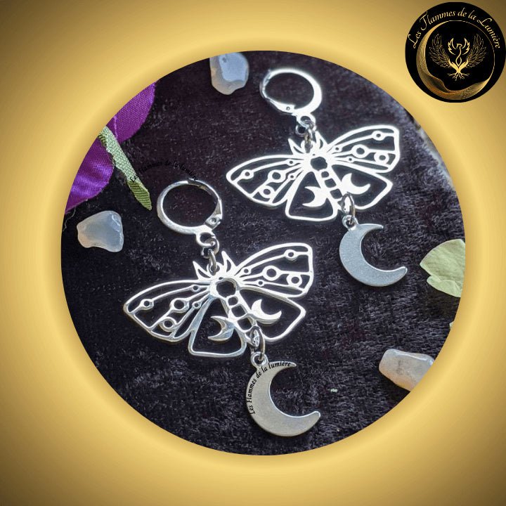 Belles boucles d'oreilles papillon & lune disponible chez Les Flammes de la LumiĂšre