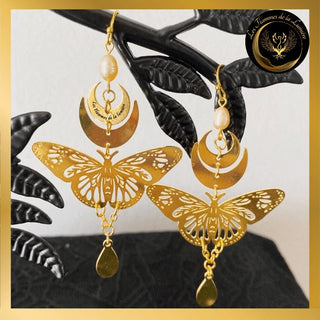Belles boucles d'oreilles papillon & lune disponible chez Les Flammes de la LumiĂšre
