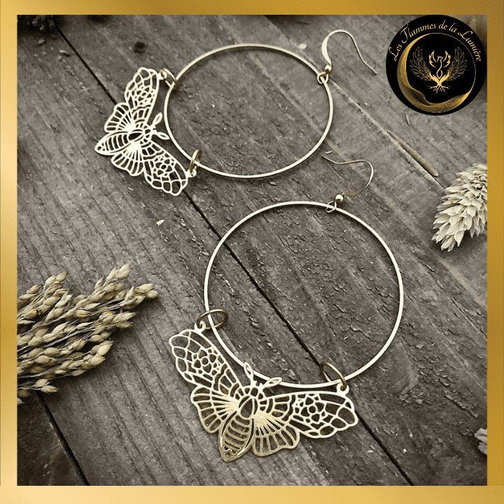 Belles boucles d'oreilles créoles avec papillon disponible chez Les Flammes de la LumiÚre