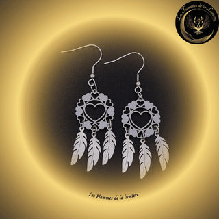 Jolies boucles d'oreilles Attrape-rĂȘves et coeur en acier inoxydable couleur argent disponible chez Les Flammes de la LumiĂšre