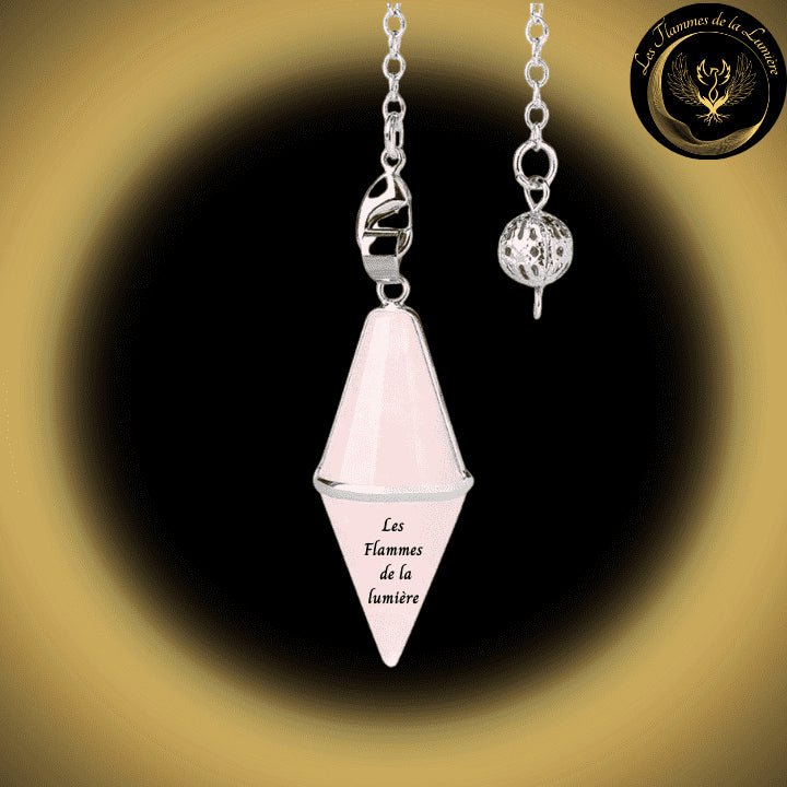 Pendule cĂŽne en Quartz Rose disponible chez Les Flammes de la LumiĂšre