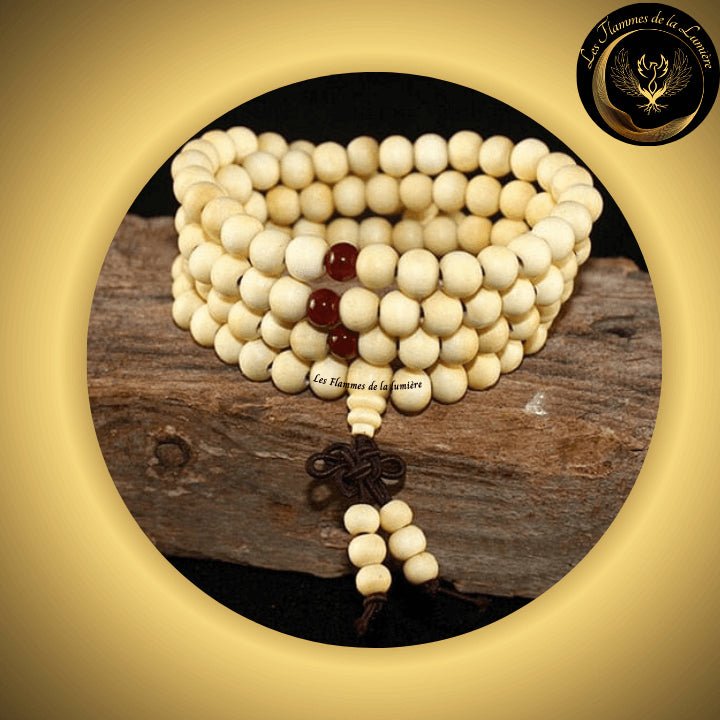 Très beau bracelet Mala Tibétain - Bois de Santal naturel - 108 perles - 8 mm disponible chez Les Flammes de la Lumière