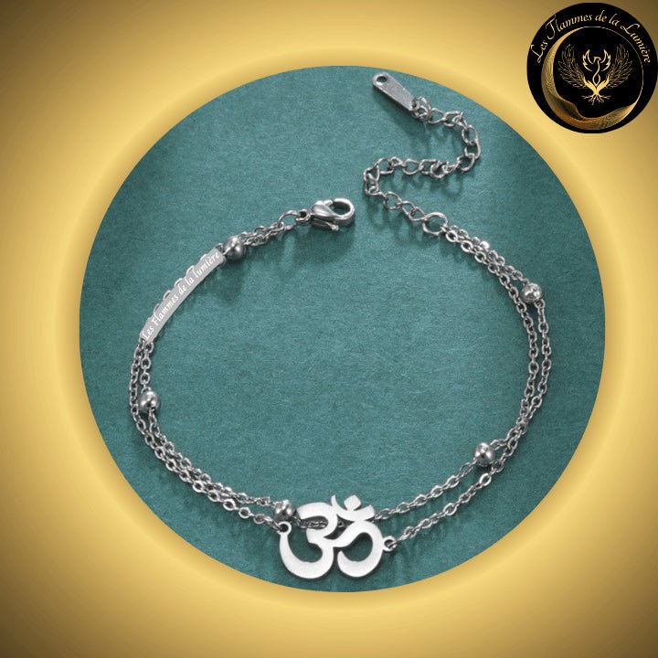 TrĂšs beau bracelet OM en acier inoxydable couleur Argent disponible chez Les Flammes de la LumiĂšre