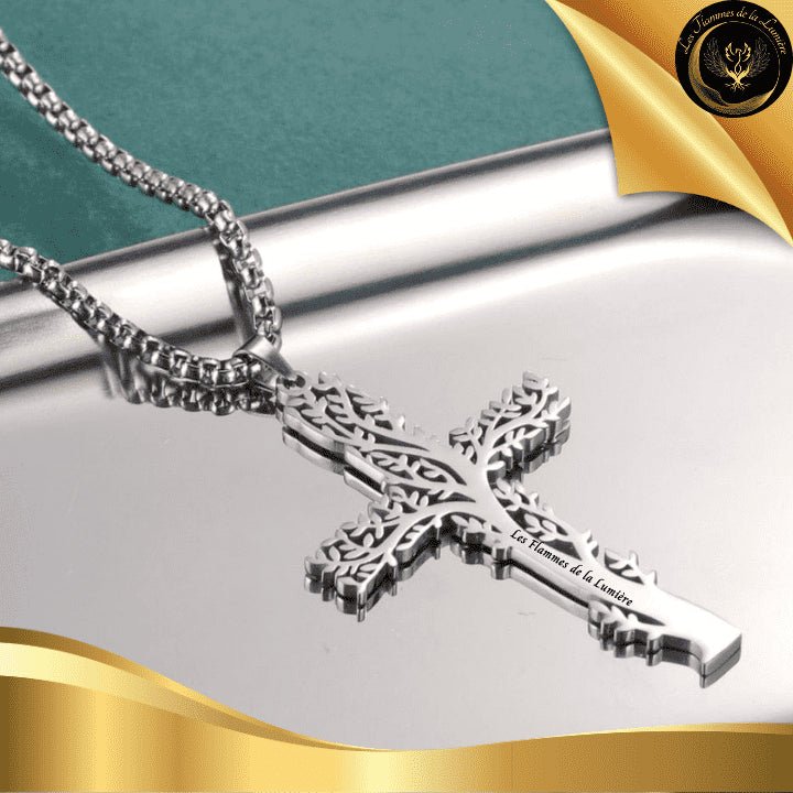 TrĂšs beau collier en acier inoxydable avec la Croix du Christ couleur Argent disponible chez Les Flammes de la LumiĂšre