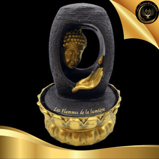 TrÚs belle Fontaine à jet d'eau - Bouddha doré en résine - 29cm disponible chez Les Flammes de la LumiÚre