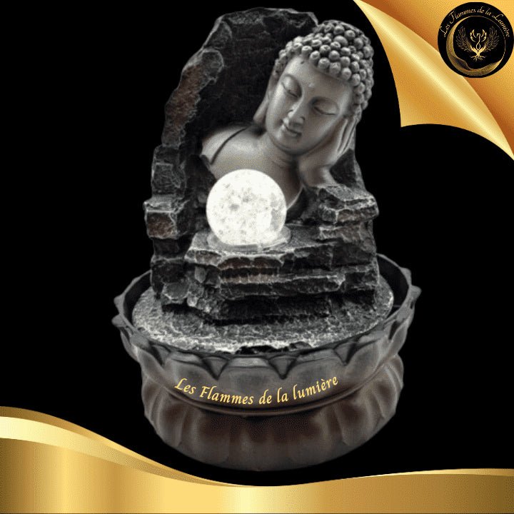 TrĂšs belle Fontaine Ă eau - TĂȘte Bouddha couchĂ© en rĂ©sine - 28cm disponible chez Les Flammes de la LumiĂšre