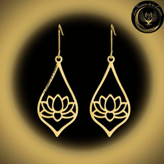 TrĂšs jolies Boucles d'oreilles en acier inoxydable - Lotus disponible chez Les Flammes de la LumiĂšre