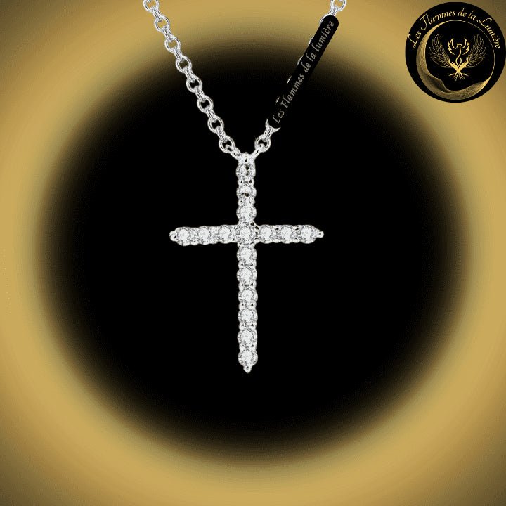TrĂšs joli collier avec la Croix du Christ couleur Argent disponible chez Les Flammes de la LumiĂšre