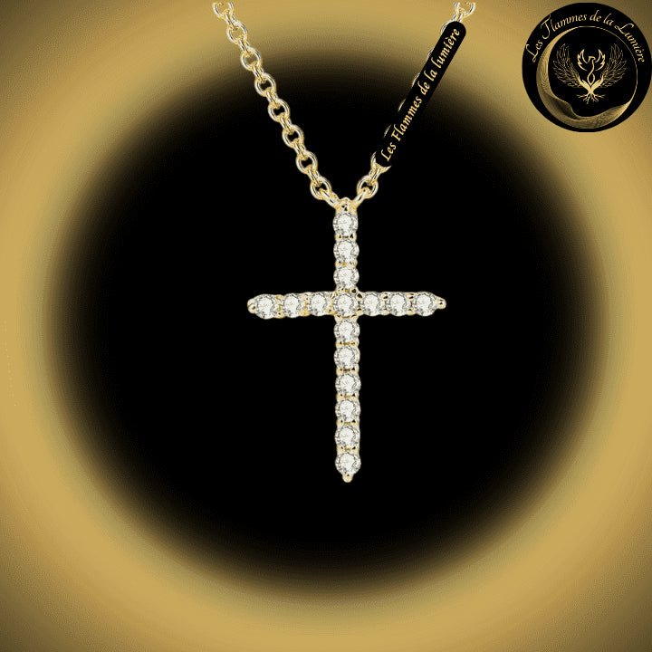 TrĂšs joli collier avec la Croix du Christ couleur Or disponible chez Les Flammes de la LumiĂšre