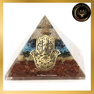 7 Chakras - Magnifique Pyramide en orgonite avec main de Fatma - 7,5 cm disponible chez Les Flammes de la Lumière