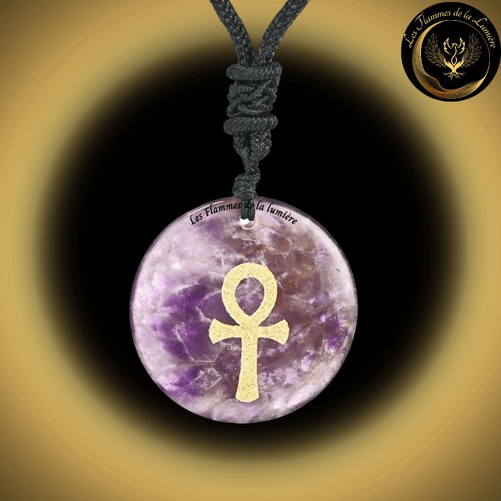 Beau collier en Améthyste avec la Géométrie Sacrée Ankh disponible chez Les Flammes de la Lumière