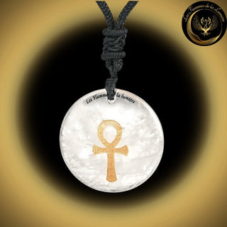 Beau collier en Cristal de Roche avec la Géométrie Sacrée Ankh disponible chez Les Flammes de la Lumière
