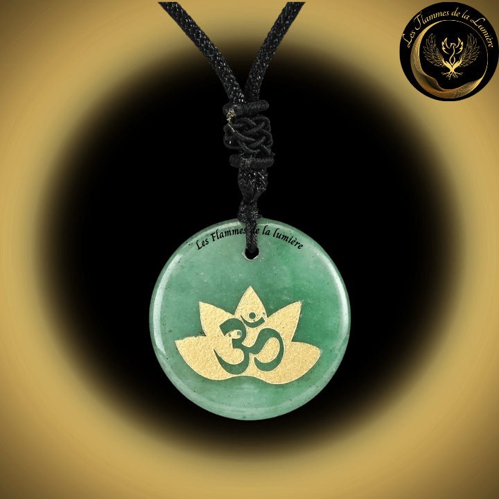 Beau Collier en Aventurine Verte avec la Géométrie Sacrée OM disponible chez Les Flammes de la Lumière