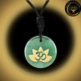Beau Collier en Aventurine Verte avec la Géométrie Sacrée OM disponible chez Les Flammes de la Lumière