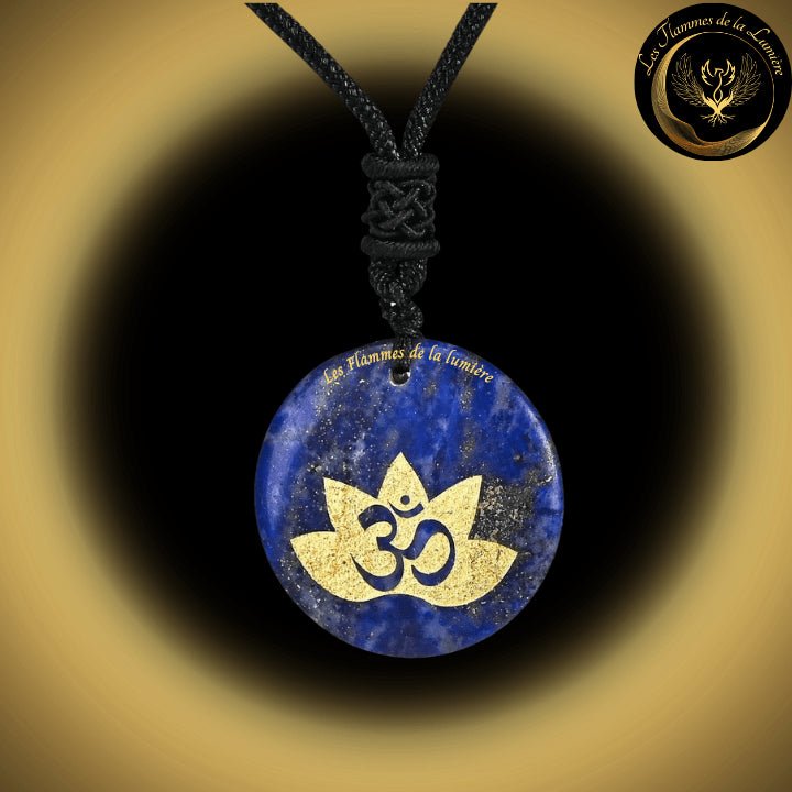 Beau Collier en Lapis-Lazuli avec la Géométrie Sacrée OM disponible chez Les Flammes de la Lumière