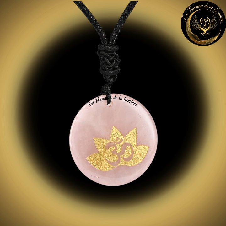 Beau Collier en Quartz Rose avec la Géométrie Sacrée OM disponible chez Les Flammes de la Lumière