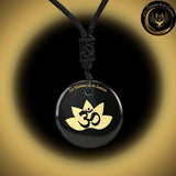 Beau Collier en Obsidienne noire avec la Géométrie Sacrée OM disponible chez Les Flammes de la Lumière