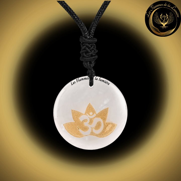 Beau Collier en Cristal de Roche avec la Géométrie Sacrée OM disponible chez Les Flammes de la Lumière