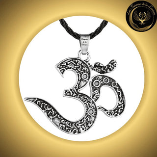 Beau collier OM disponible chez Les Flammes de la Lumière