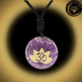 Beau Collier avec la Géométrie Sacrée OM disponible chez Les Flammes de la Lumière