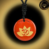 Beau Collier avec la Géométrie Sacrée OM disponible chez Les Flammes de la Lumière