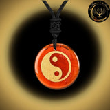 Beau Collier en Agate Rouge Géométrie Sacrée Yin Yang disponible chez Les Flammes de la Lumière