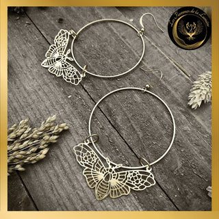 Belles boucles d'oreilles créoles avec papillon disponible chez Les Flammes de la Lumière