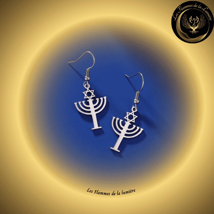 Belles boucles d'oreilles avec Etoile de David & Menorah en acier inoxydable disponible chez Les Flammes de la Lumière