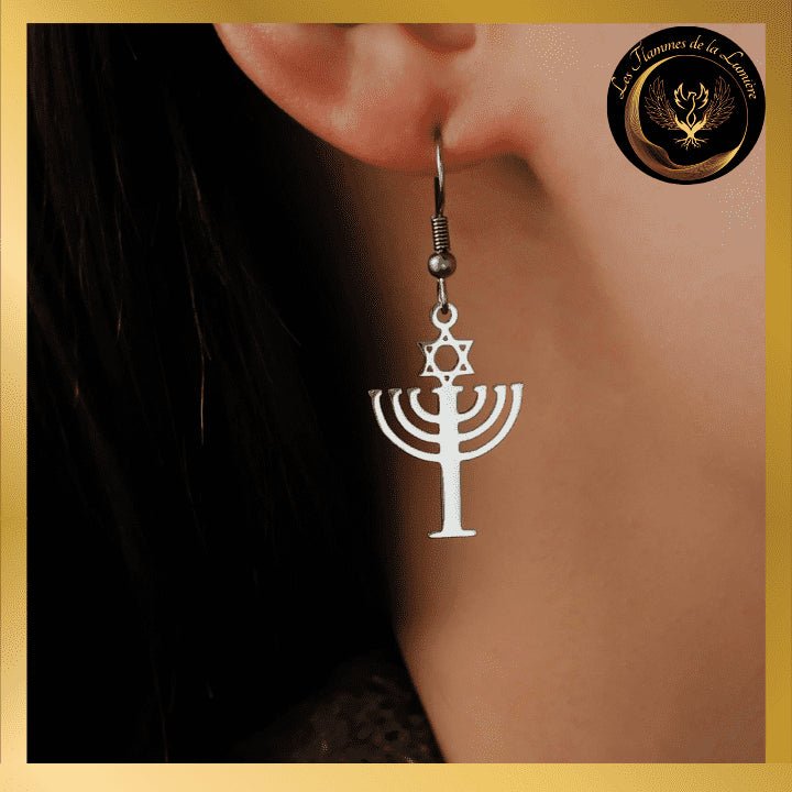 Belles boucles d'oreilles avec Etoile de David & Menorah en acier inoxydable disponible chez Les Flammes de la Lumière