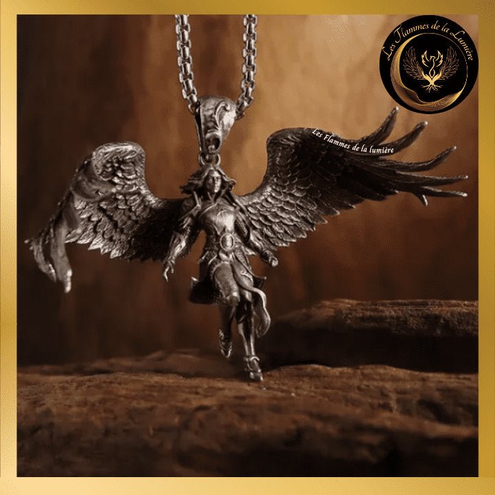 Collier avec pendentif Guerrier de la Lumière et ailes d'ange disponible chez Les Flammes de la Lumière