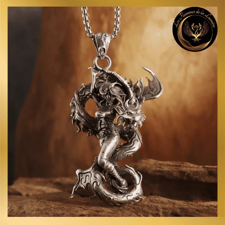 Collier avec pendentif Guerrier de la Lumière et dragon disponible chez Les Flammes de la Lumière