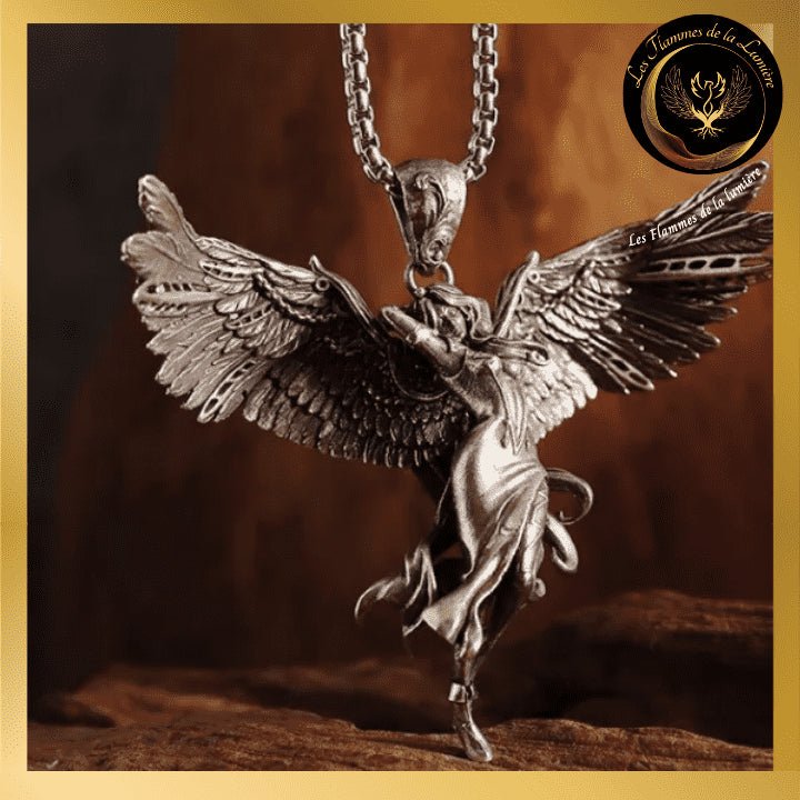 Collier avec pendentif Guerrier de la Lumière et ailes d'ange disponible chez Les Flammes de la Lumière