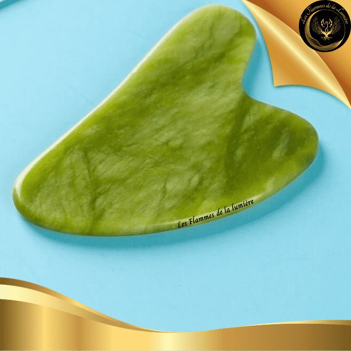 Gua Sha - Jade Verte - Pierre de Massage - 100% naturelle - 8,5x5.5cm - visage & corps disponible chez Les Flammes de la Lumière