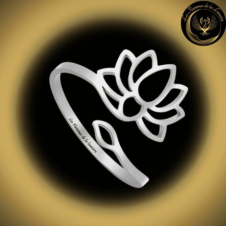 Jolie bague ajustable en acier inoxydable - Lotus disponible chez Les Flammes de la Lumière