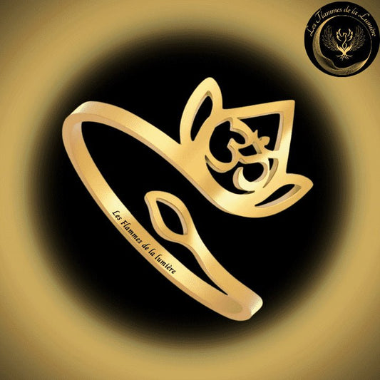 Jolie bague ajustable en acier inoxydable - Lotus disponible chez Les Flammes de la Lumière