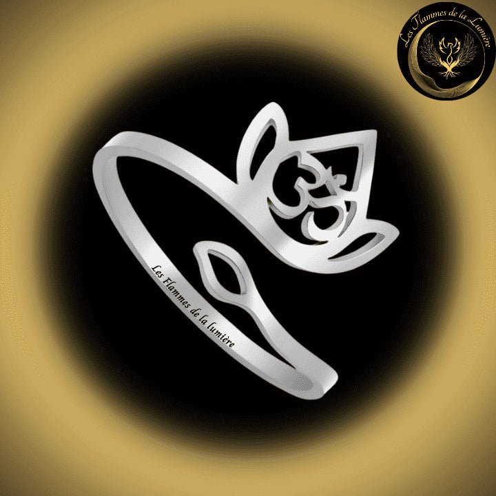 Jolie bague ajustable en acier inoxydable - Lotus & OM disponible chez Les Flammes de la Lumière