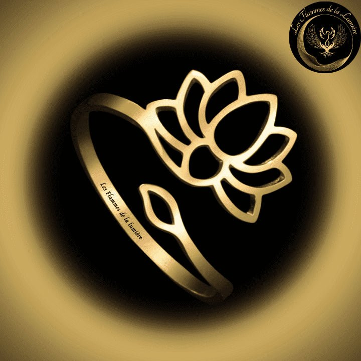 Jolie bague ajustable en acier inoxydable - Lotus disponible chez Les Flammes de la Lumière