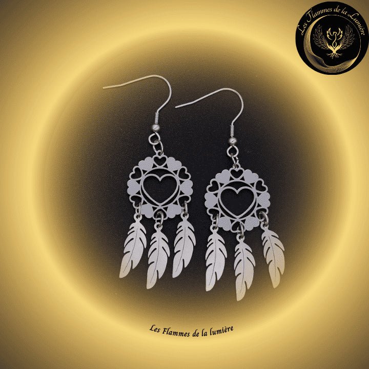 Jolies boucles d'oreilles Attrape-rêves et coeur en acier inoxydable couleur argent disponible chez Les Flammes de la Lumière