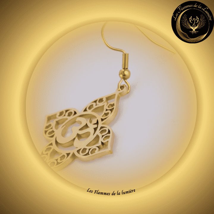 Jolies boucles d'oreilles OM en acier inoxydable couleur or disponible chez Les Flammes de la Lumière
