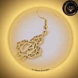 Jolies boucles d'oreilles OM en acier inoxydable couleur or disponible chez Les Flammes de la Lumière