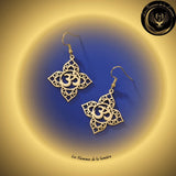 Jolies boucles d'oreilles OM en acier inoxydable couleur or disponible chez Les Flammes de la Lumière