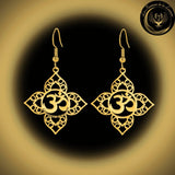 Jolies boucles d'oreilles OM en acier inoxydable couleur or disponible chez Les Flammes de la Lumière