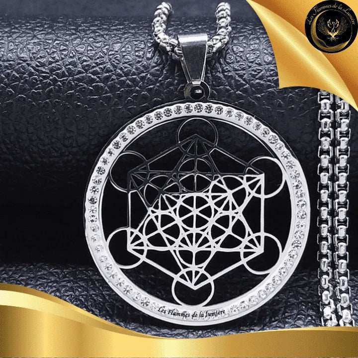 Magnifique collier - Cube de Métatron - acier inoxydable - géométrie sacrée disponible chez Les Flammes de la Lumière