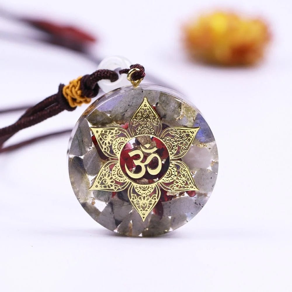 Labradorite & Grenat - Magnifique Collier Orgone - OM disponible chez Les Flammes de la Lumière