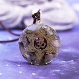 Labradorite & Grenat - Magnifique Collier Orgone - OM disponible chez Les Flammes de la Lumière