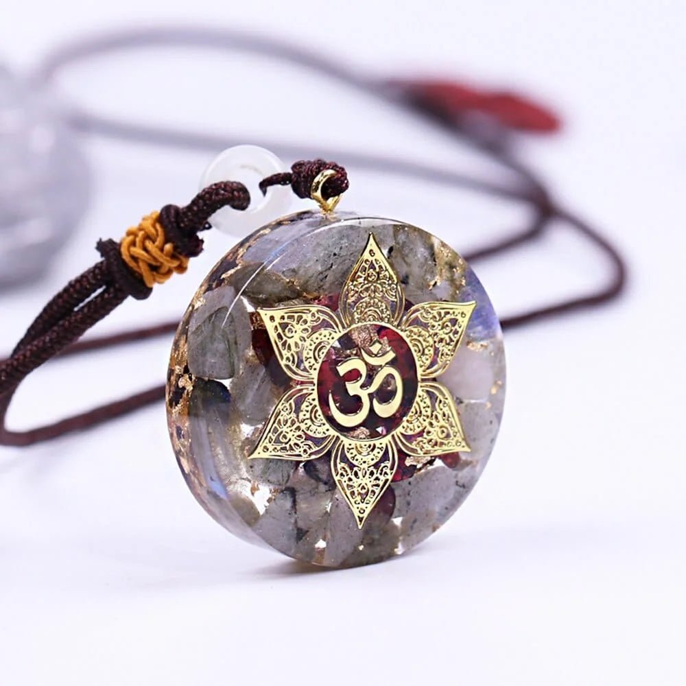 Labradorite & Grenat - Magnifique Collier Orgone - OM disponible chez Les Flammes de la Lumière