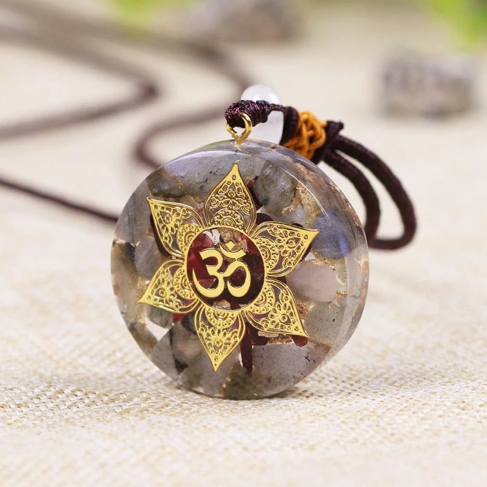 Labradorite & Grenat - Magnifique Collier Orgone - OM disponible chez Les Flammes de la Lumière