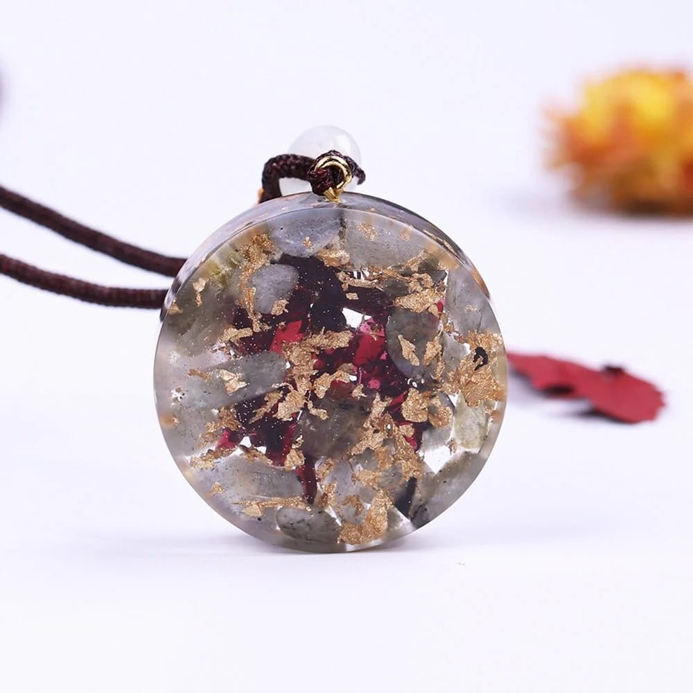 Labradorite & Grenat - Magnifique Collier Orgone - OM disponible chez Les Flammes de la Lumière