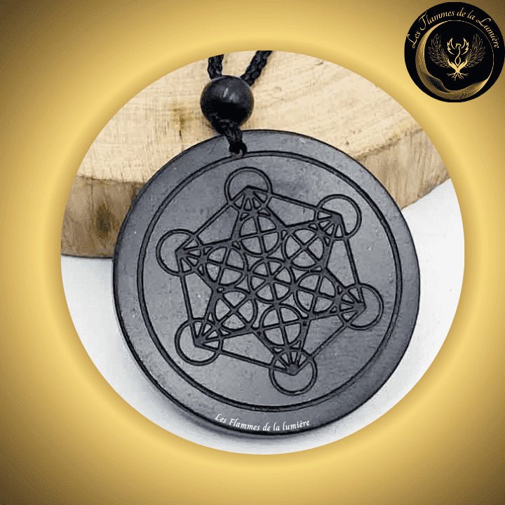 Magnifique collier en Shungite avec le Cube de Métatron disponible chez Les Flammes de la Lumière